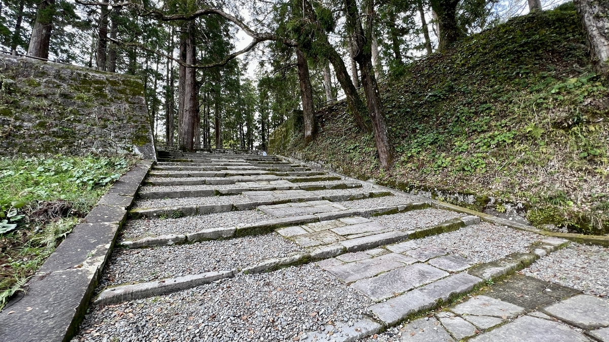 苔むした石段が続く旧本丸跡への道の風景