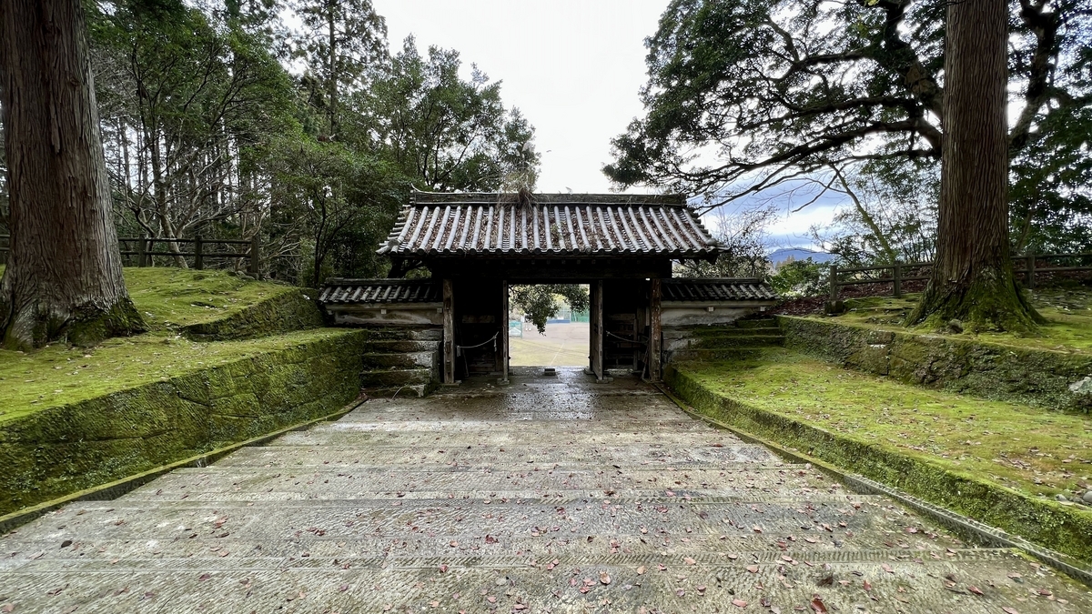 旧本丸跡にある登竜門を正面から見た石垣と木門の景観