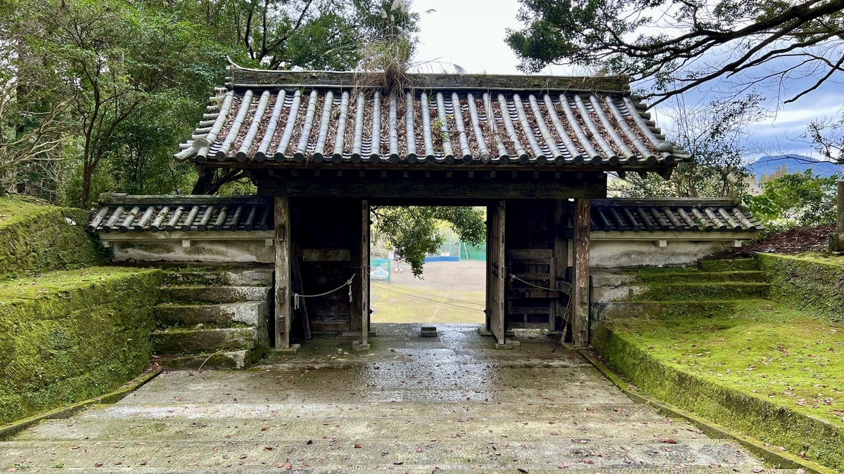 登竜門の屋根と門扉を間近から見た風格ある外観