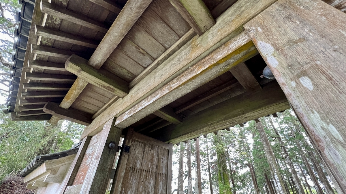 登竜門の梁と木組みが見える近距離の視点