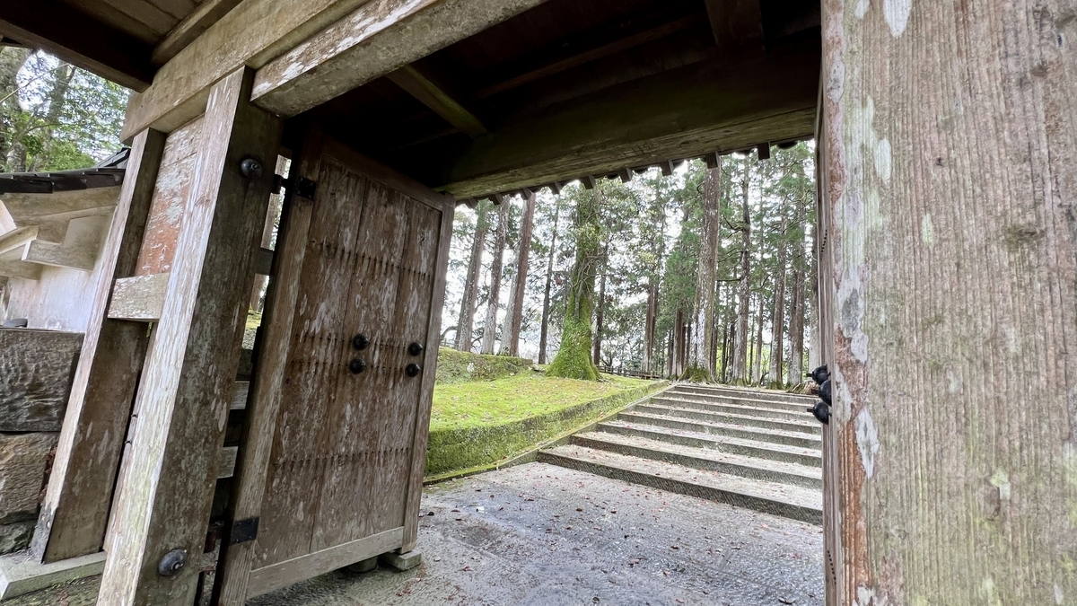 門の内側から見上げた登竜門の立体的な木造構造