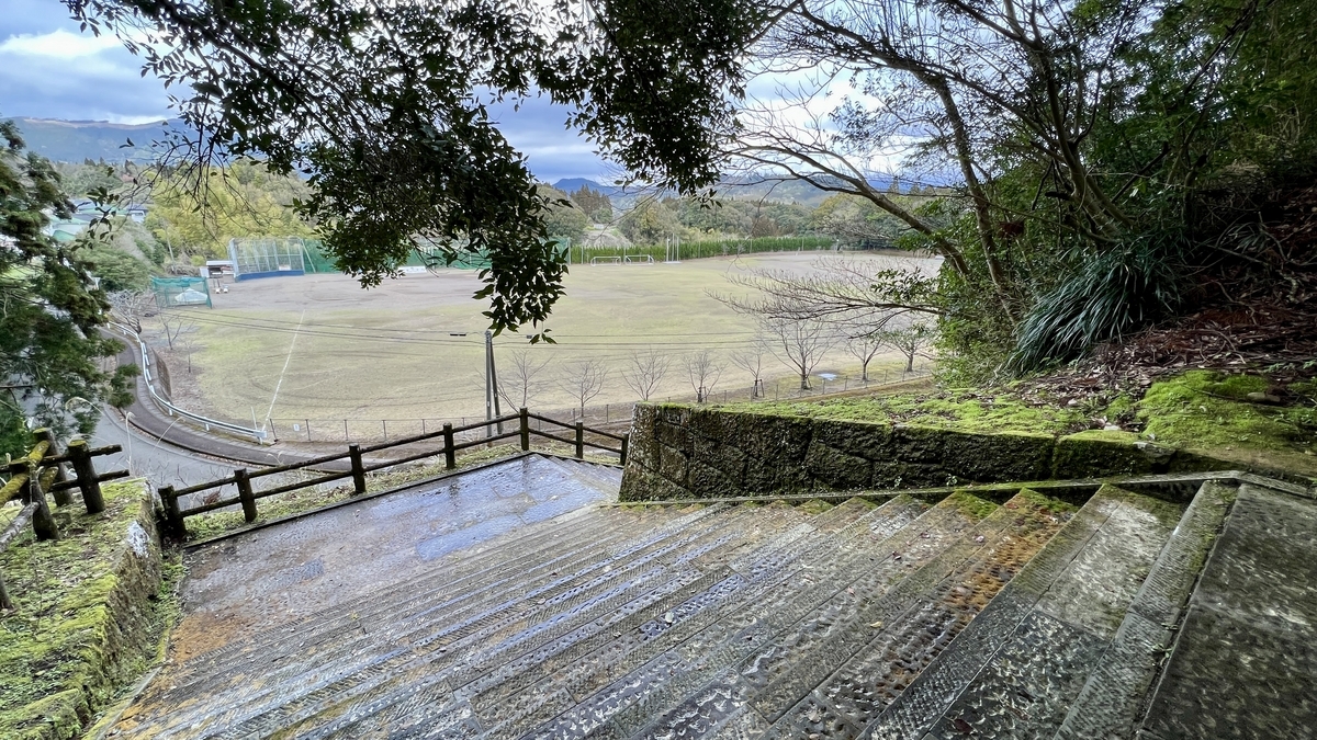 登竜門越しに飫肥小学校の校庭を見下ろす風景