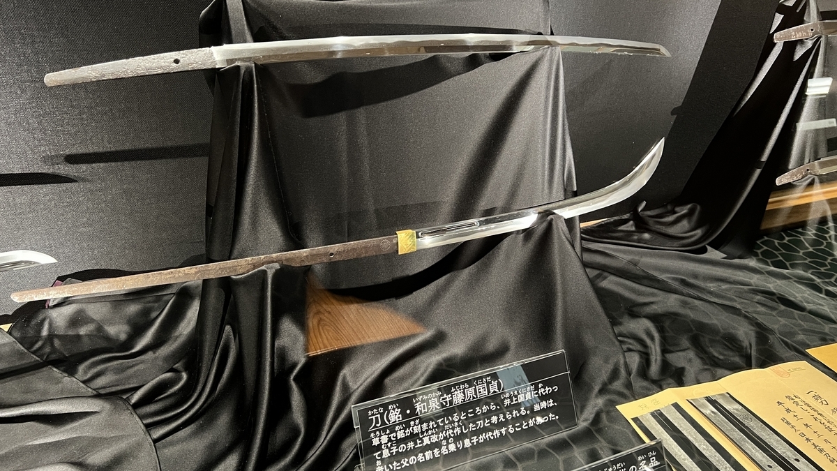 展示された刀身を間近から見た展示ケース内部の様子