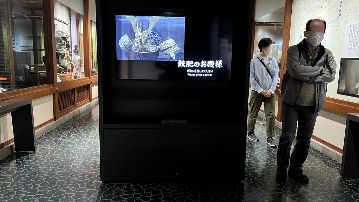 映像コンテンツが再生されている大型画面と閲覧スペース