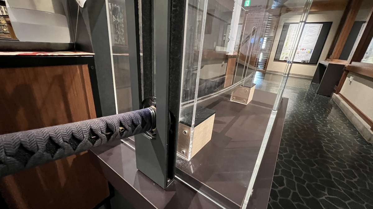 展示台に置かれた刀を横から見た展示風景