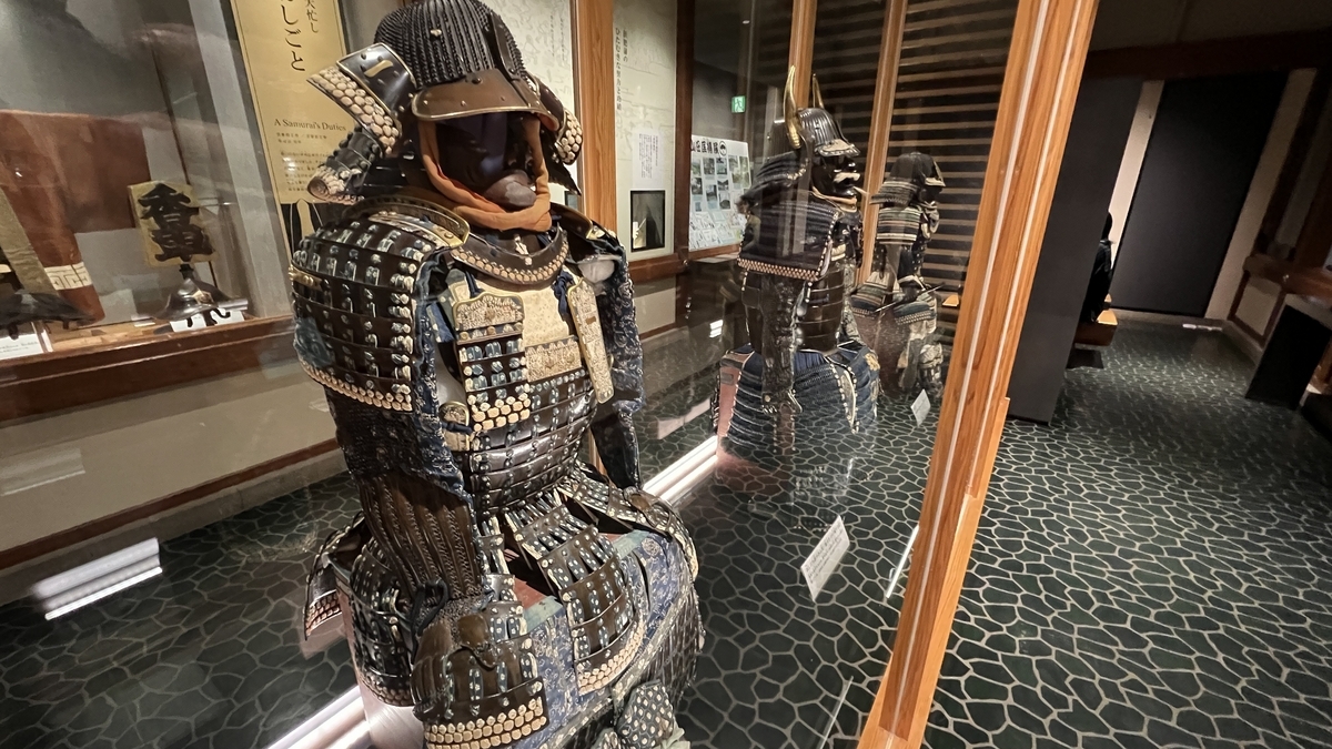 資料館内の展示室全体と甲冑や武具の展示が並ぶ様子