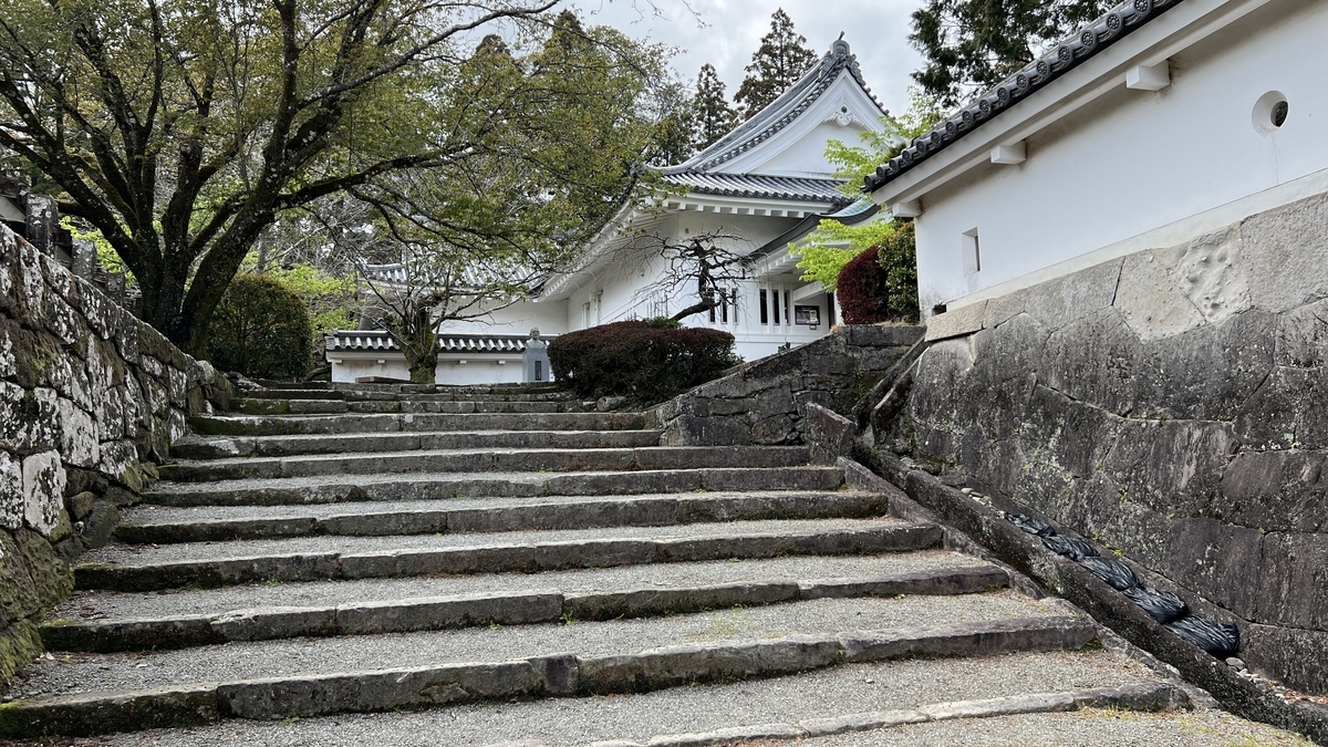 歴史資料館へ続く石段と木々に囲まれた静かな景観