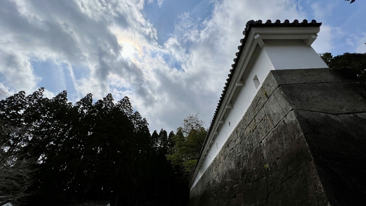 石垣と白壁の対比が美しい飫肥城の風景