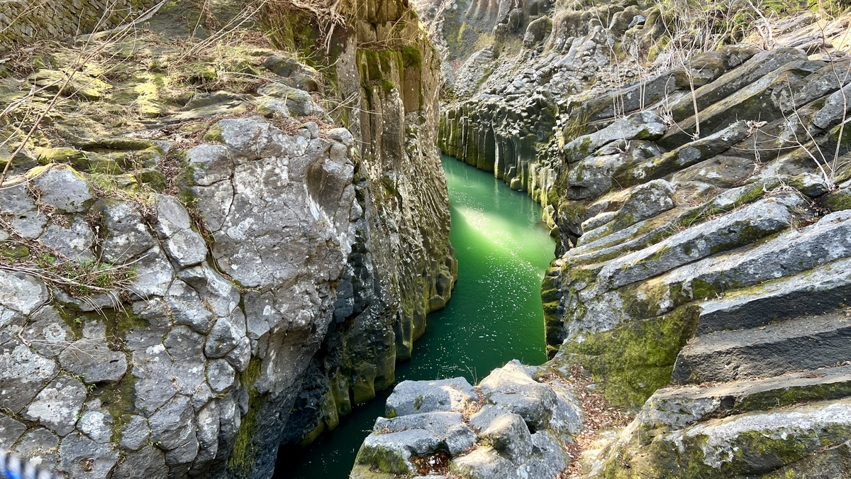 川面に差し込む陽の光