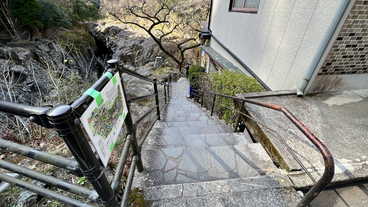高千穂峡遊歩道に降りる階段