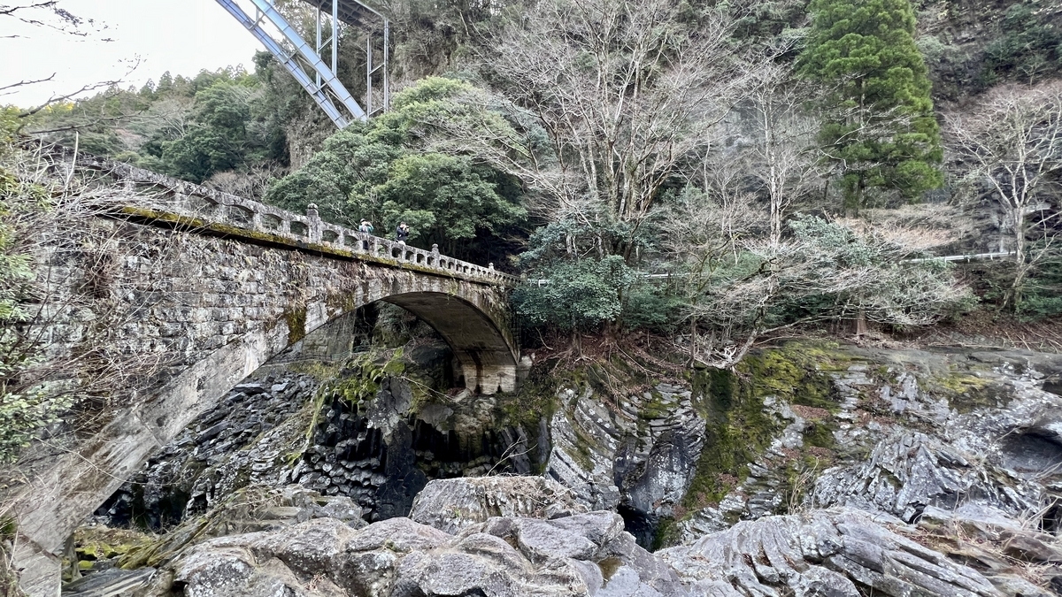 高千穂峡遊歩道に降りる階段