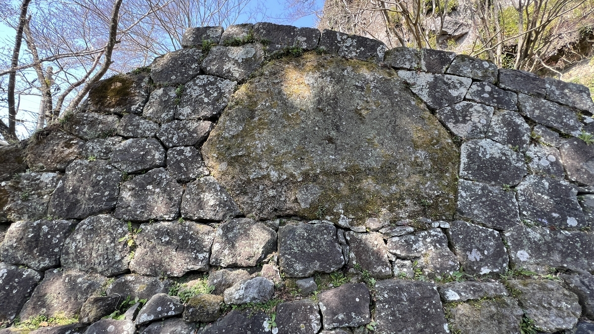 苔むした鏡石を囲む石垣の正面