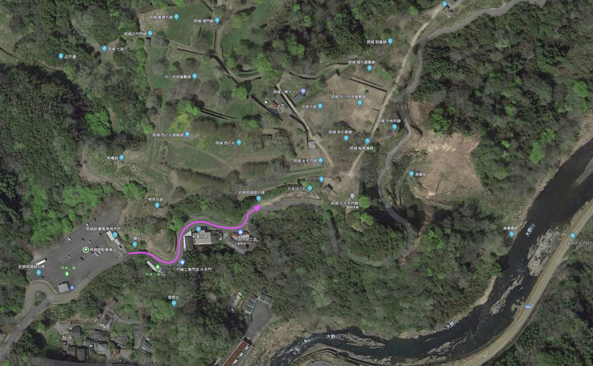駐車場から岡城入口までの徒歩ルートを示した航空写真