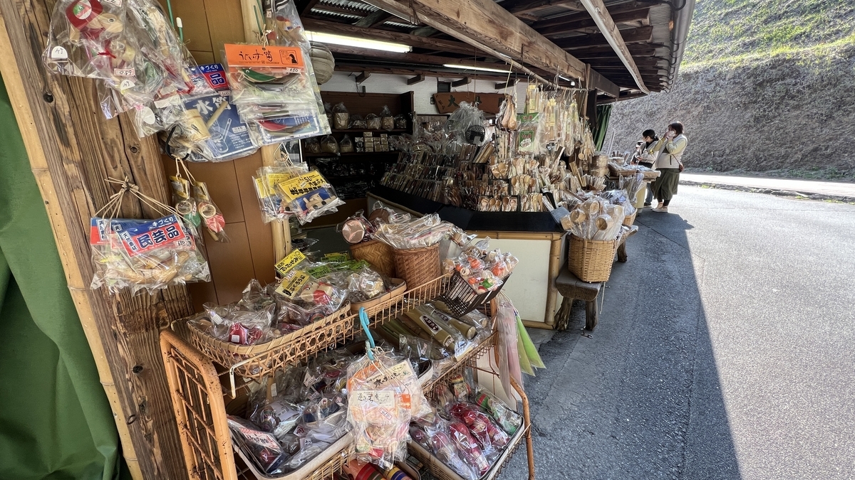 店先に並ぶ竹細工や民芸品の土産物