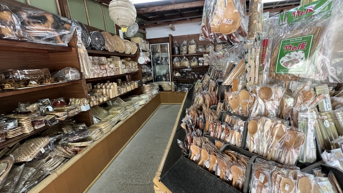 竹細工の調理器具や食器が並ぶ店内