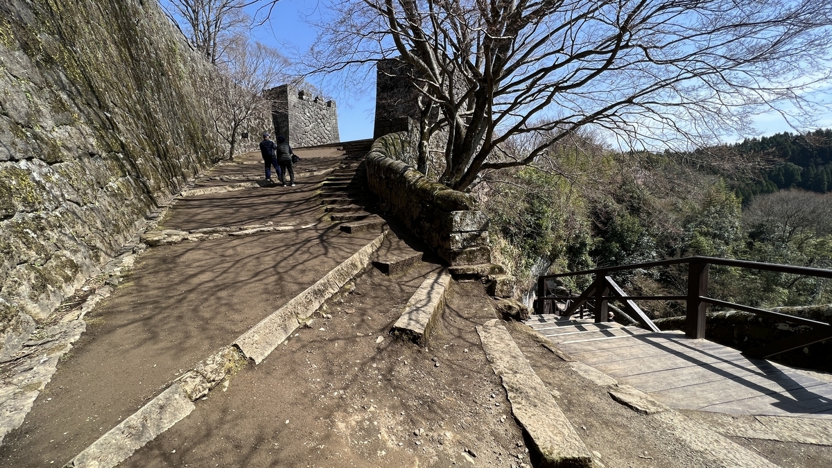 大手門へ向かう石段と木段の分岐