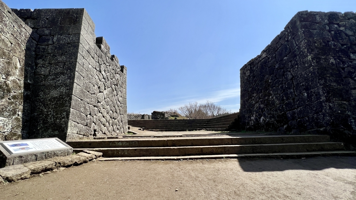 大手門跡の石垣と石段の通路