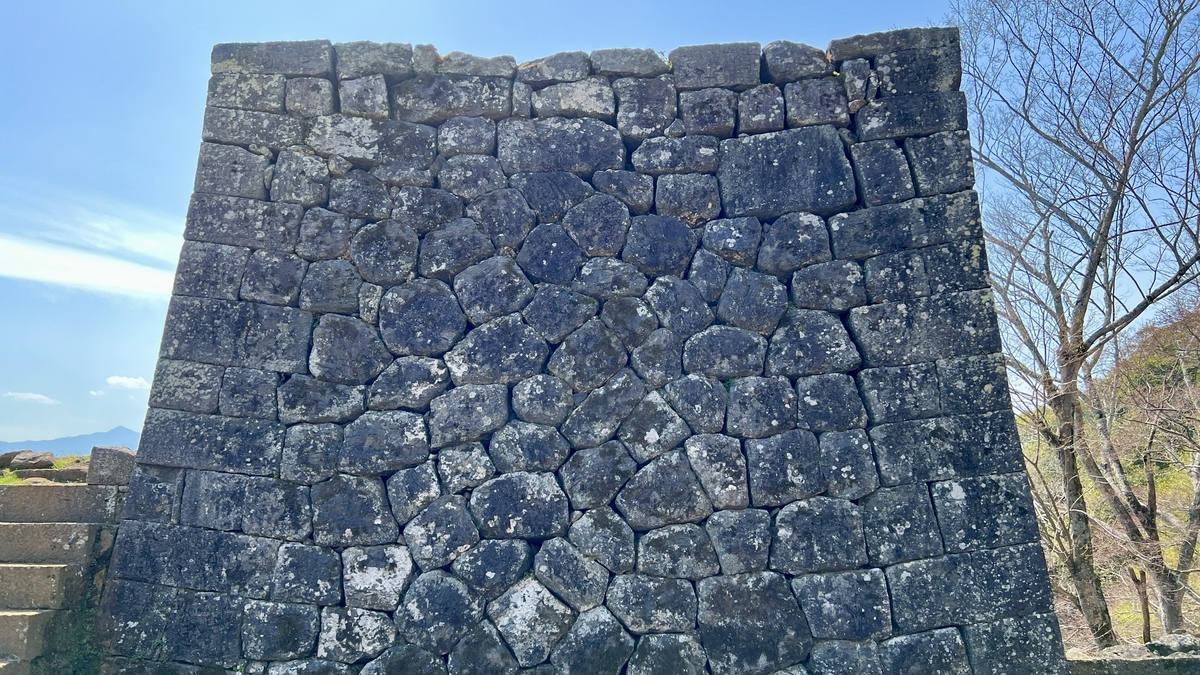 大手門跡の石垣に見られる精緻な石積み