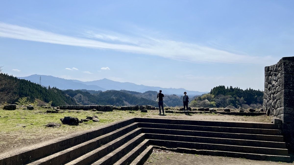 大手門先の広場から望む山並みと石段