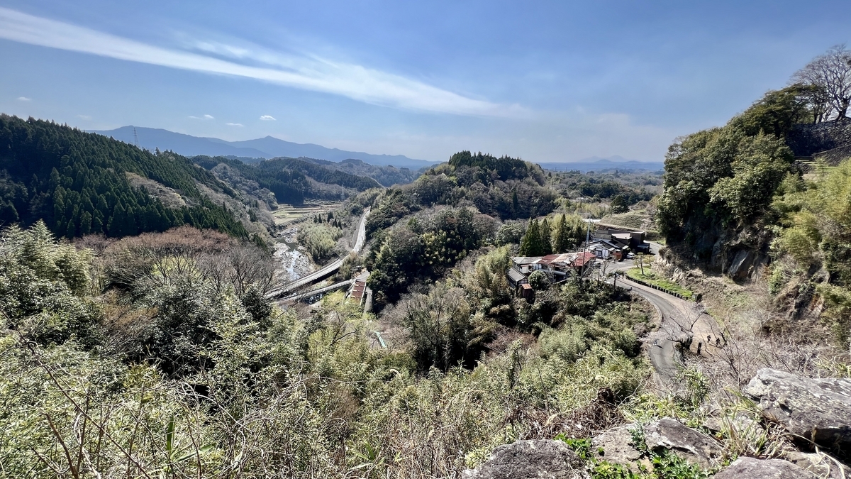 岡城の石垣から見渡す谷あいの集落と道