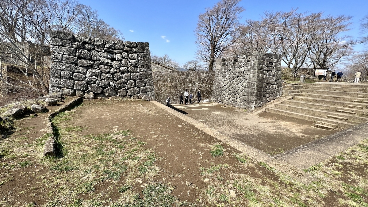 大手門を抜けた枡形の広場と石垣