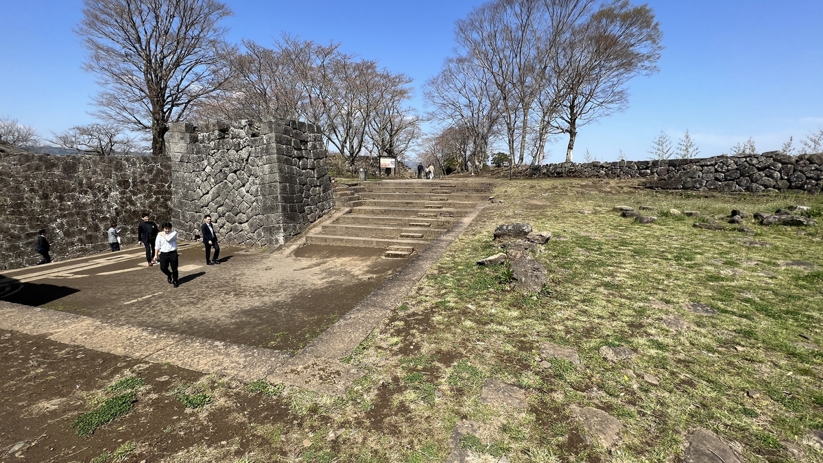 大手門前の石段と広場に広がる草地