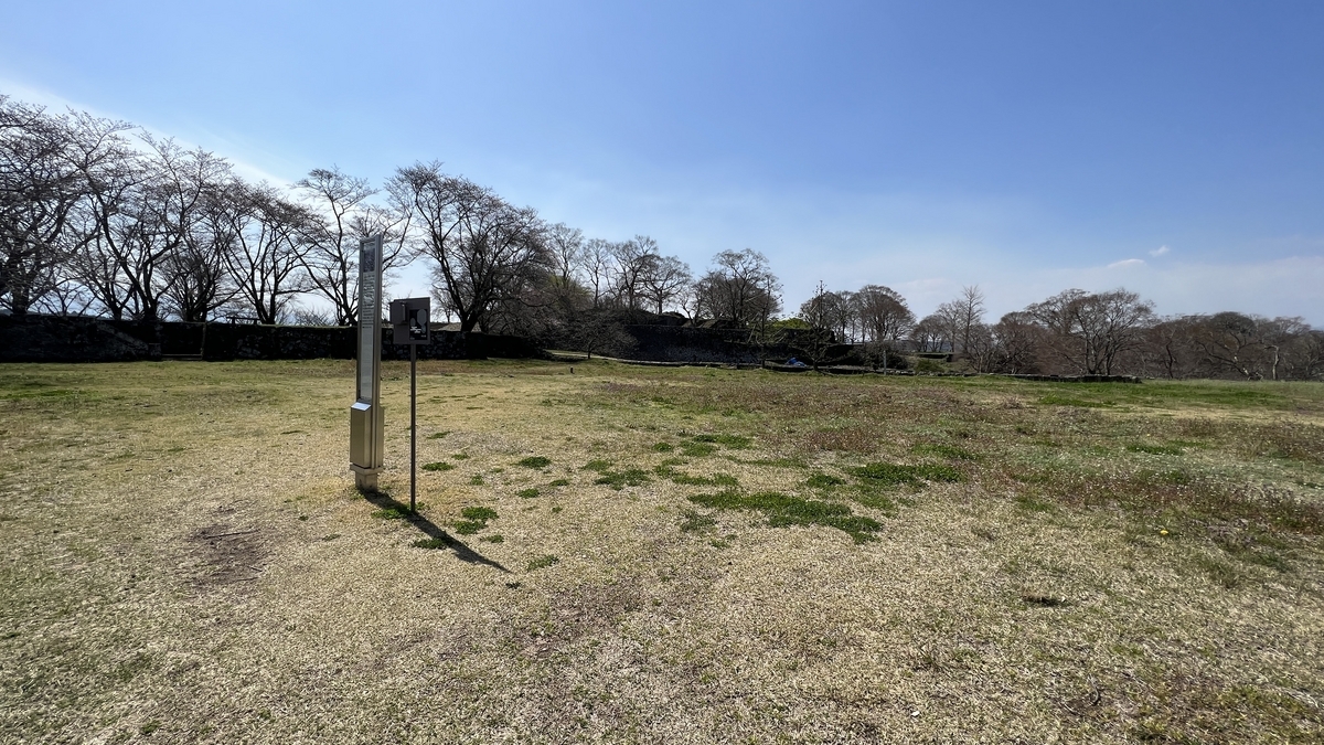 中川但見屋敷跡の広い草地と案内柱