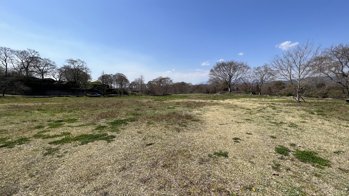 中川但見屋敷跡に広がる草地と木立