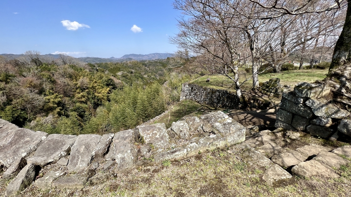 石垣越しに広がる谷と山並みの眺望
