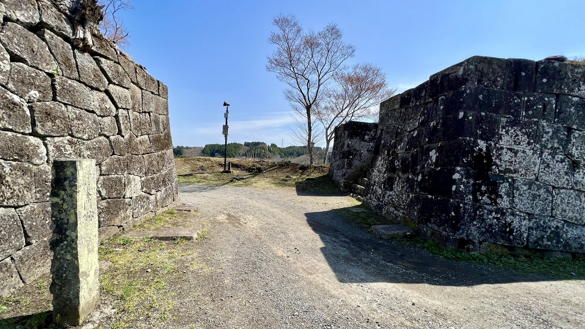 西中仕切跡の石垣に挟まれた通路