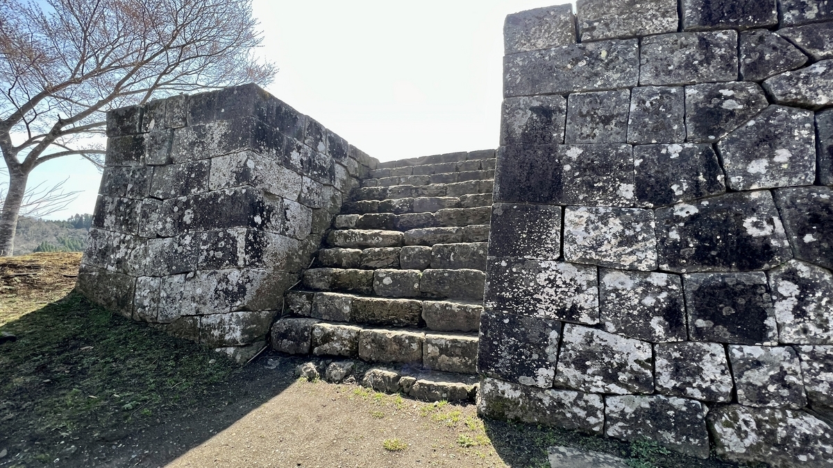 石垣に挟まれた狭い石段の通路