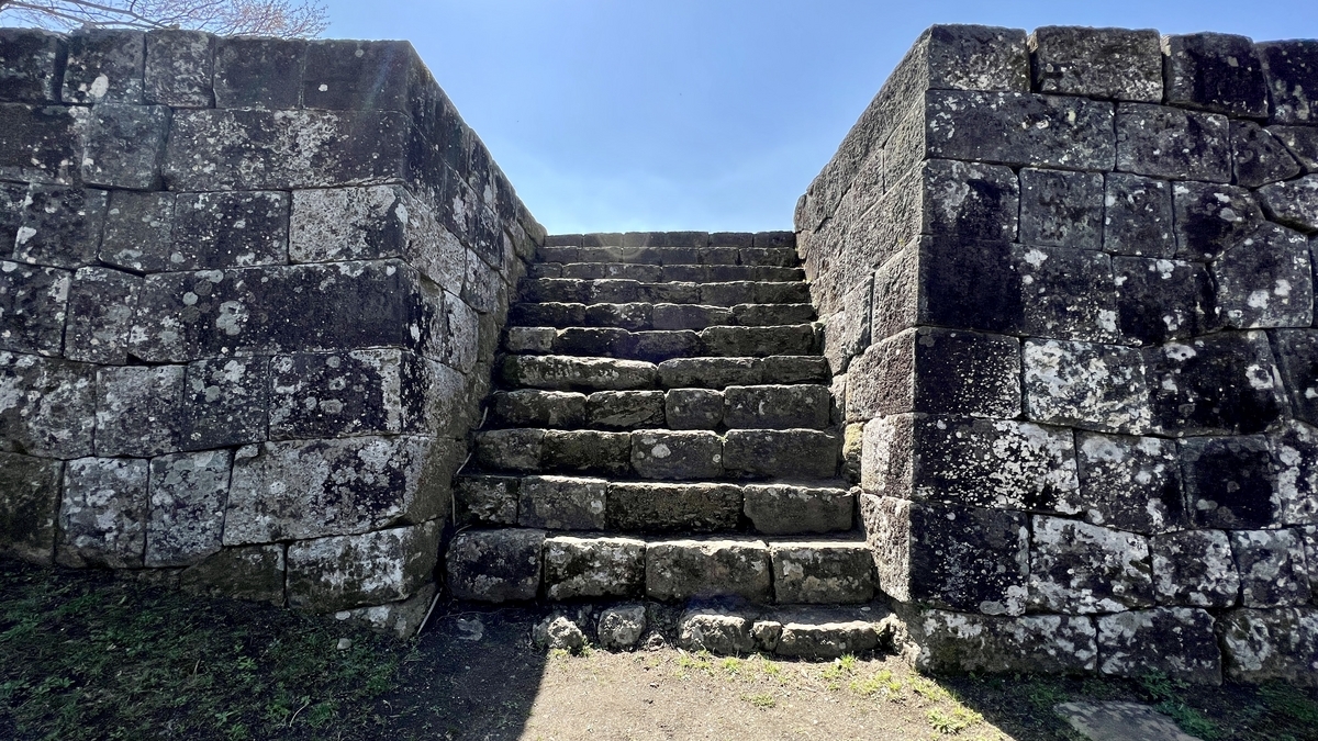 石垣の間に設けられた石段の上り口