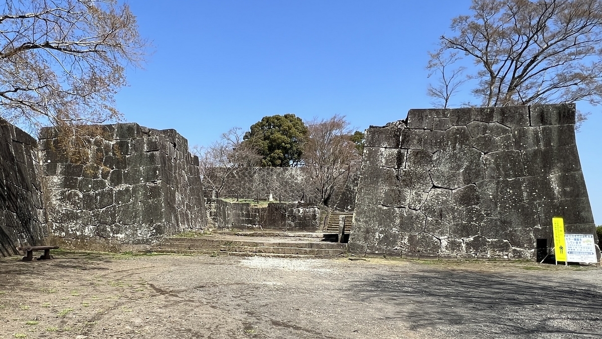 太鼓櫓跡の広場と左右にそびえる石垣