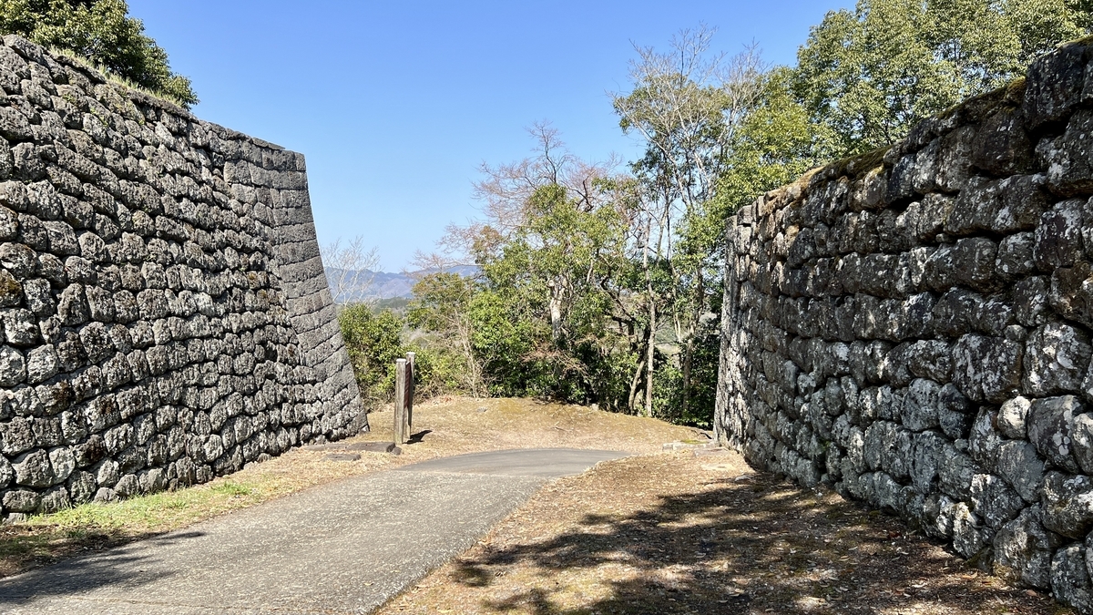 下原門跡の石垣に挟まれた坂道