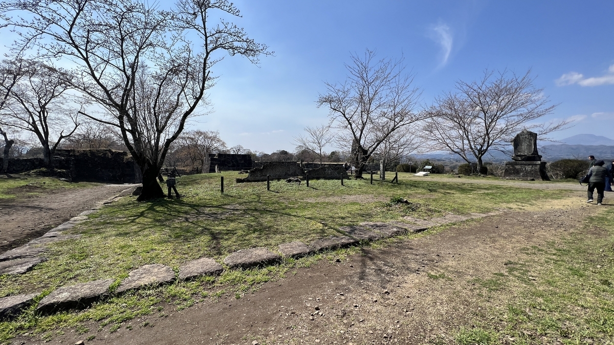 三の丸跡の広場と桜の木々