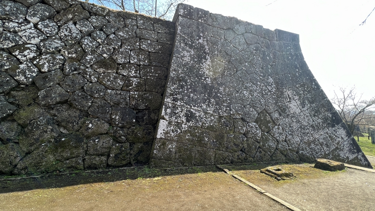 二の丸跡の高い石垣と反りのある壁面