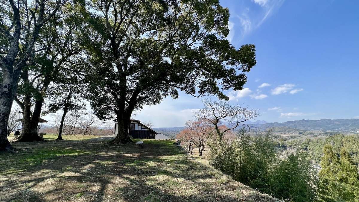 本丸跡の大木の木陰と谷を望む景色