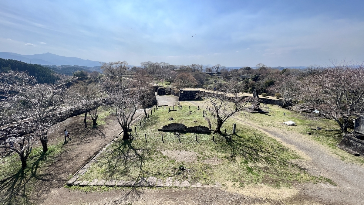 本丸から見下ろす二の丸跡と桜並木