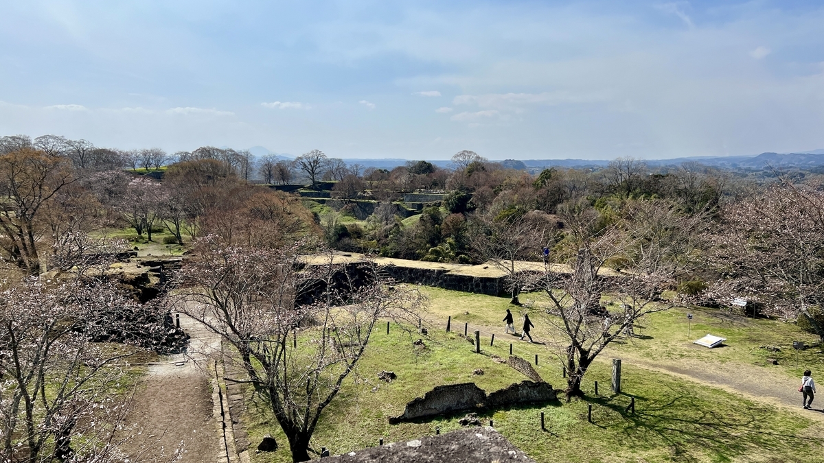 本丸から見渡す二の丸跡の広場と桜の木々