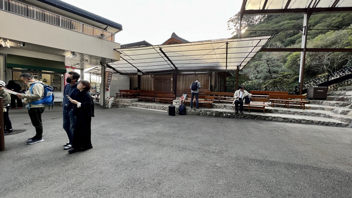 間欠泉の待ち時間に座れる屋根付きのベンチと広場