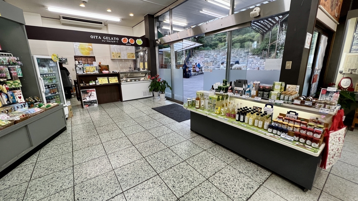 ジュースとジェラートのカウンターが見える龍巻地獄の売店内