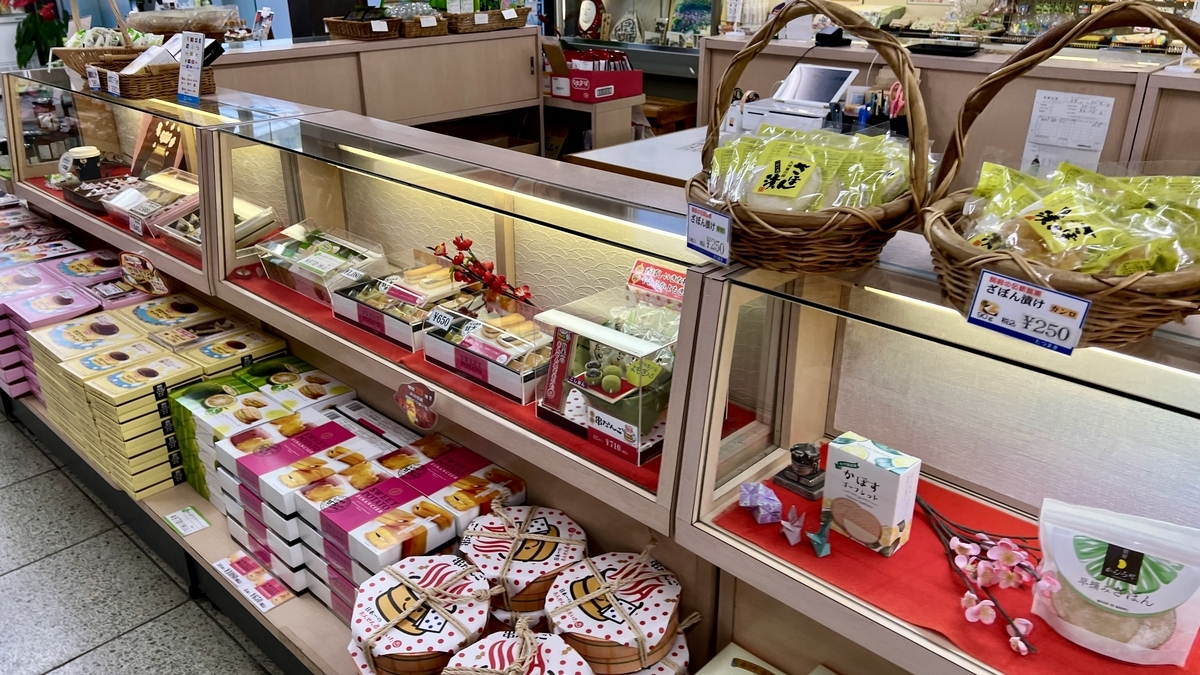 菓子土産の箱や和菓子が並ぶ売店の陳列棚