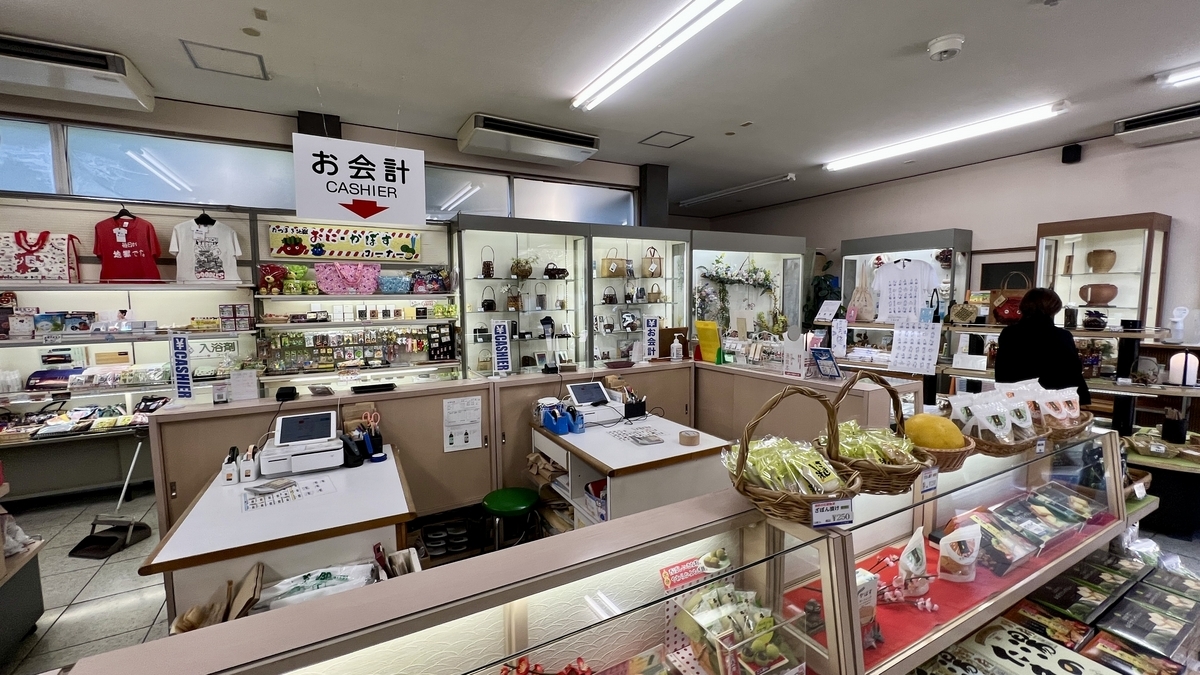 売店の会計カウンターと土産品棚が並ぶ店内
