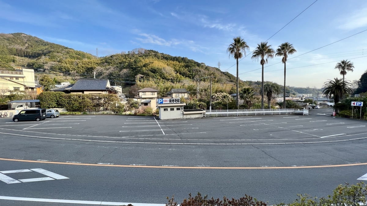 龍巻地獄の無料駐車場とヤシの木が並ぶ風景