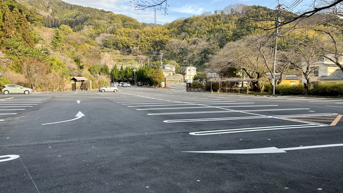 血の池地獄の広い駐車場と山並み