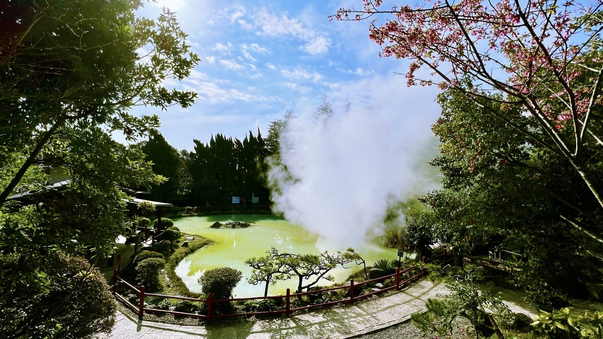 日本庭園から眺める白池地獄