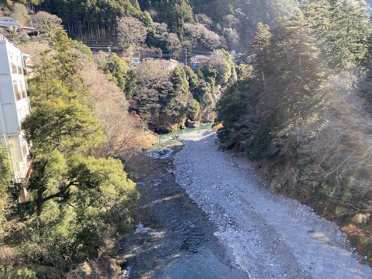 橋からキャンプ場が見える