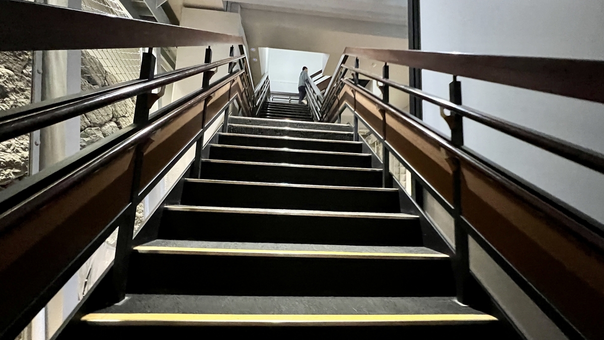 1 階へ向かう階段