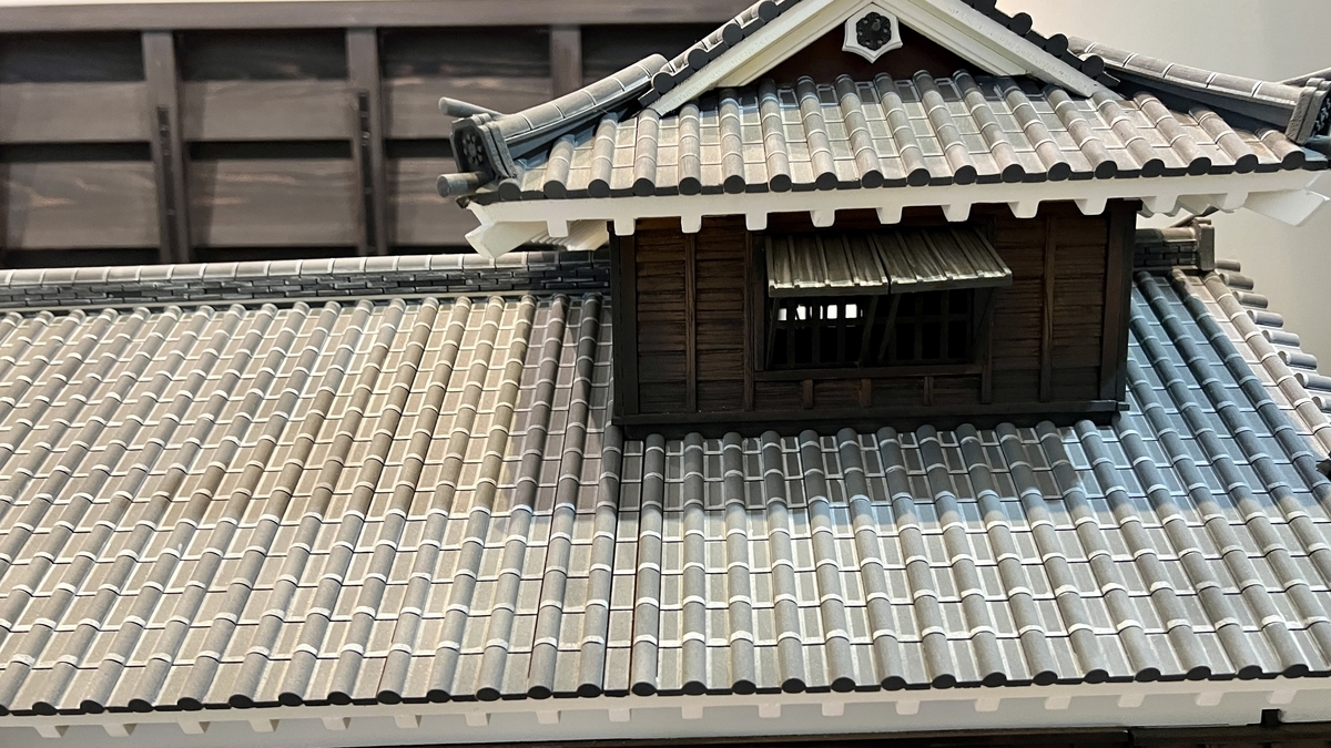 熊本城宇土櫓ミニチュアの瓦屋根と木製の櫓窓の近景