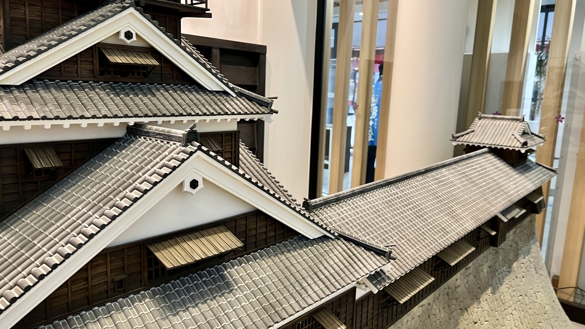 熊本城宇土櫓ミニチュアの連なる瓦屋根と石垣の細部